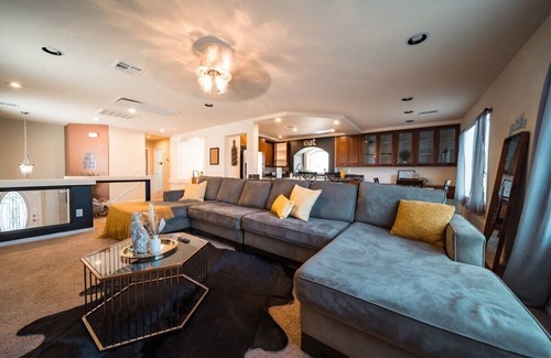 Enterprise House | Spacious 4 Bedroom House with Hot Tub by LV Strip