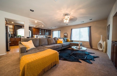 Enterprise House | Spacious 4 Bedroom House with Hot Tub by LV Strip