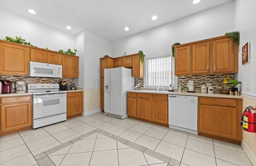 Bahama Bay Villa | 🌟 Spacious 4BR Getaway 🏡 Pool, Privacy & Near Parks 🎢