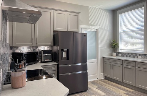 Downtown Niagara Falls House | Spacious 7-bedroom modern house walk to Niagara Falls