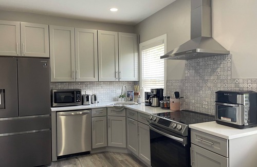 Downtown Niagara Falls House | Spacious 7-bedroom modern house walk to Niagara Falls