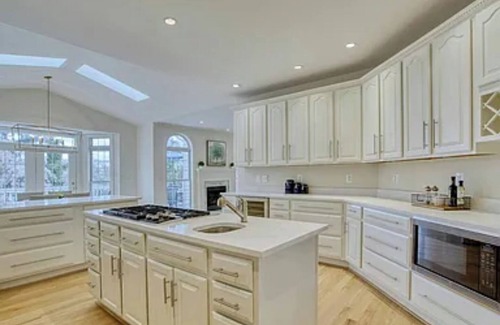 Addison Heights House | Spacious 8-bedroom house in lovely Arlington with WiFi, AC