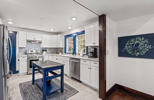 Columbia House | Spacious & Cozy near Downtown ~ HotTub ~ Game Roomn