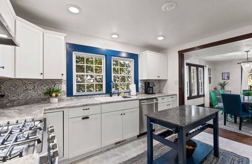 Columbia House | Spacious & Cozy near Downtown ~ HotTub ~ Game Roomn