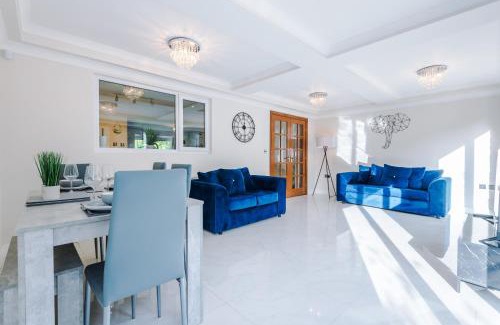 Ellenbrook House | Spacious & Elegant 5 Bed Detached in Worsley, Manchester- The Green
