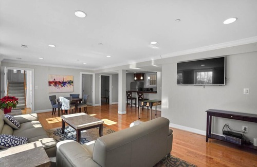 Woodley Park House | Spacious Home for Gathering with Private Parking Business or Family Retreat!