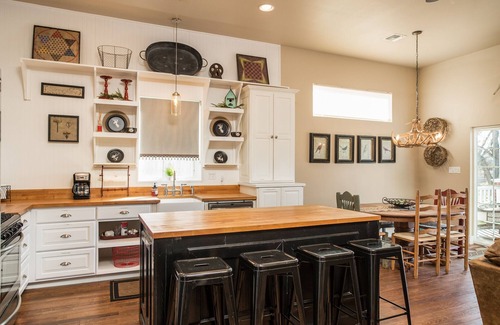 Fredericksburg House | Spacious in & outdoor Gastehaus.Great for enjoying the hill country.Walk to Main