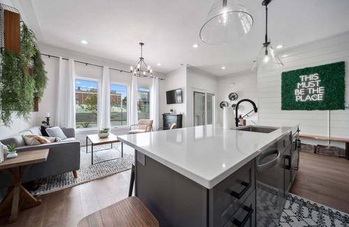 Eastwood House | Spacious Luxe Nash Home 🌟4BR Sleep 12🌟Theatre Room💥
