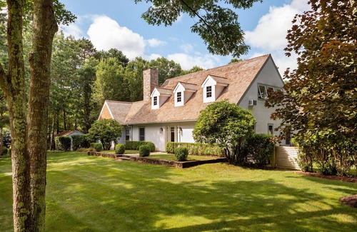 East Hampton House | Spacious Open Floor Plan on 1.5 Acresnn