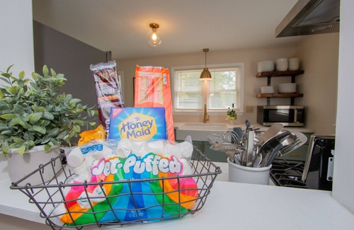 Speculator House | Spacious Retreat, High Speed Wi-Fi! Walk To Lake and Camp of the Woods!