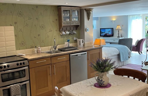 Trafford Apartment | Spacious Self Contained Studio Apartment - Free Wi-Fi & Parking