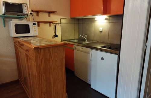 Orcieres-Merlette Apartment | Spacious Studio for 6, Ski-In/Ski-Out, Near Shops & Sports Center in Orcières