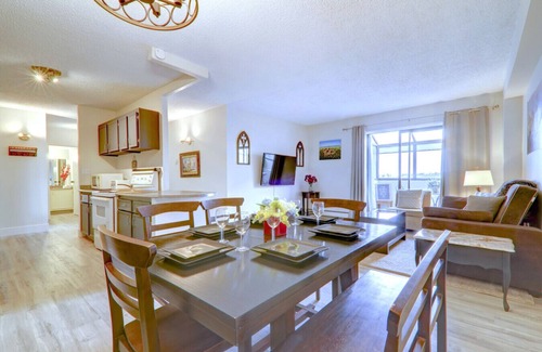 Beltline Condo | Spacious Top Floor at Stampede w/Free Parking, AC