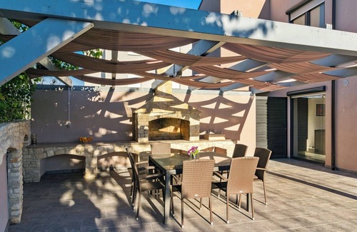 Fazana Villa | Spacious villa in Pula with heated pool