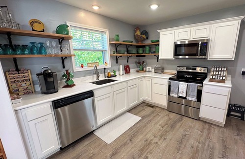 Big Chimney House | Sparrows Nest Luxurious newly built home overlooking woods and mountains.
