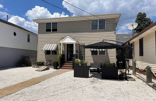 Seaside Heights Condo | SPECIAL JULY 12-19th BEACH LOCKER ON THE BEACH. n5 MINUTE WALK TO BEACH.