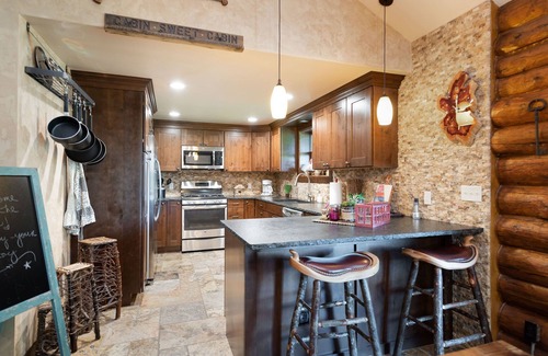 Manhattan Cabin | SPECIAL RATES Pet Friendly Log Cabin, Sleeps 8, Hot Tub, Fishing & Skiing Galore