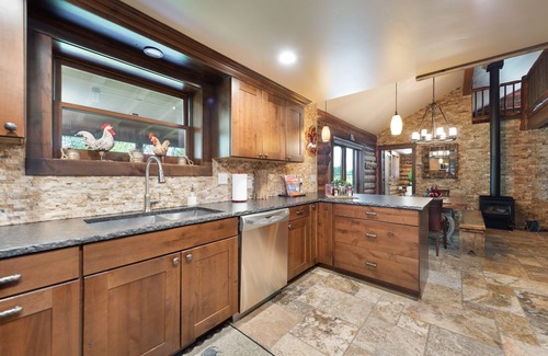 Manhattan Cabin | SPECIAL RATES Pet Friendly Log Cabin, Sleeps 8, Hot Tub, Fishing & Skiing Galore