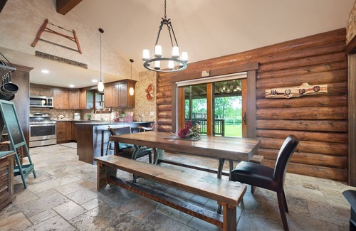 Manhattan Cabin | SPECIAL RATES Pet Friendly Log Cabin, Sleeps 8, Hot Tub, Fishing & Skiing Galore