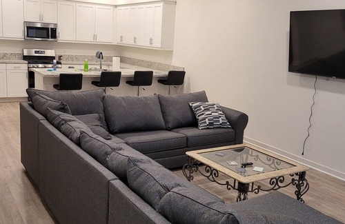 Riverpark House | Spectacular 2 bedroom townhome located directly off the 101 Hwy