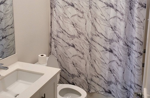 Riverpark House | Spectacular 2 bedroom townhome located directly off the 101 Hwy