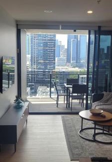 South Brisbane Apartment | Spectacular views, king bd plus single bed & parking