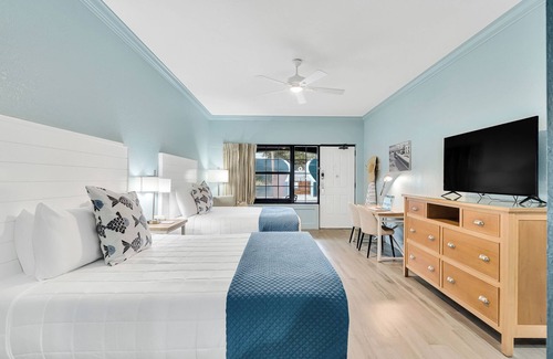 Crystal Beach Hotel | Spend Time with Your Family and Dog at the Beachside Inn Hotel!