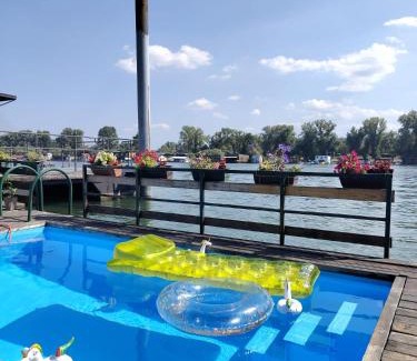 Novi Beograd Villa | Splav na Savi KALIVARIJA