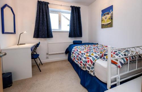 Bradley Stoke House | Splendid House Great Location to WAVE Surf & South West Water Park - Super Garden By StayStaycations