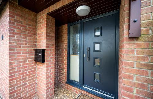 Bradley Stoke House | Splendid House Great Location to WAVE Surf & South West Water Park - Super Garden By StayStaycations