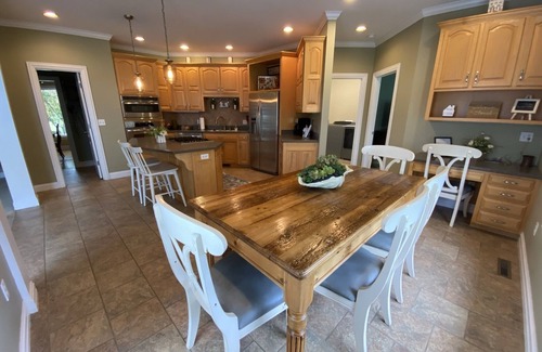 Thornbrook House | SPORTS FANS 5 Bedroom | 3 Bath | Sleeps 16! Only 12 Min From MIZZOU | Breakfast