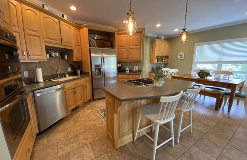Thornbrook House | SPORTS FANS 5 Bedroom | 3 Bath | Sleeps 16! Only 12 Min From MIZZOU | Breakfast