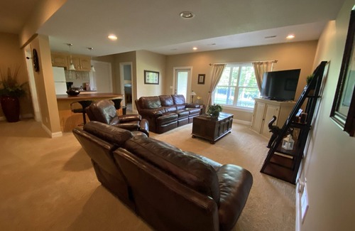 Thornbrook House | SPORTS FANS 5 Bedroom | 3 Bath | Sleeps 16! Only 12 Min From MIZZOU | Breakfast