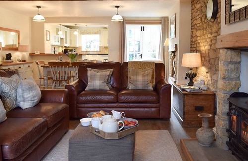 Bourton Cottage | SPRING COTTAGE Family and Pet Friendly Cosy Cottage in the heart of the Village