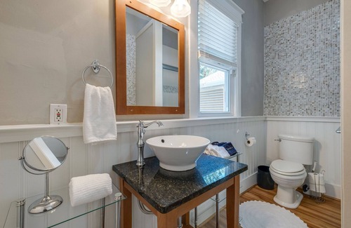McFerrin Park House | Spring Discounts!FAB HOT TUB~Big Yard ~1M to TOPGOLF & BROADWAY ~1.5 MI- Stadium