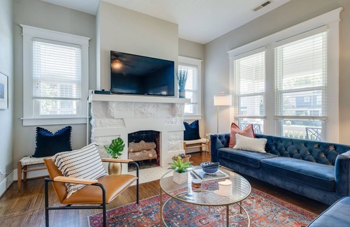 McFerrin Park House | Spring Discounts!FAB HOT TUB~Big Yard ~1M to TOPGOLF & BROADWAY ~1.5 MI- Stadium
