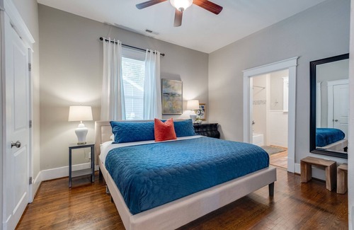 McFerrin Park House | Spring Discounts!FAB HOT TUB~Big Yard ~1M to TOPGOLF & BROADWAY ~1.5 MI- Stadium