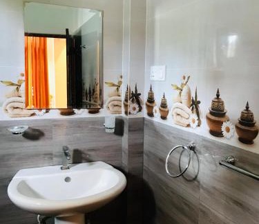 Andiambalama House | Sri White Villa Airport Boutique Hotel