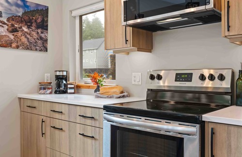 Ucluelet Cabin | SS#3 Paddler - Cozy and Modern w/Spring Cove View