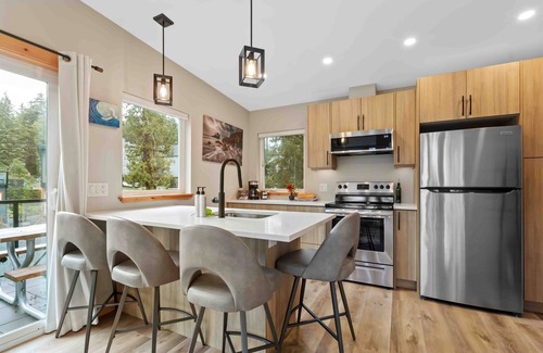 Ucluelet Cabin | SS#3 Paddler - Cozy and Modern w/Spring Cove View