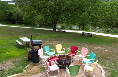 Kerrville Cabin | Standalone Double Queen Cabin near River #12