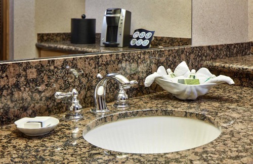 San Simeon Hotel | Standard King Room w/Sofa Bed | Access to Pool, Outdoor Firepits | Free Parking