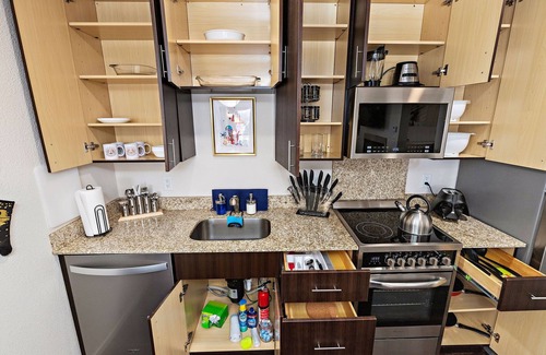 Prairie Village Apartment | ★✪Star Wars✪KING BD✪No Stairs!✪Fast Wifi✪Dedicated Covered Parking✪★