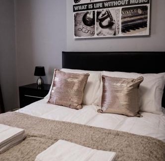 Burslem House | Stay Comfortable- Close to City Centre- Sleeps up to 8