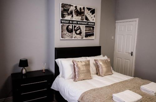 Burslem House | Stay Comfortable- Close to City Centre- Sleeps up to 8