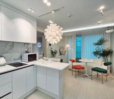Hapjeong-dong Apartment | STAY H Hapjung Cine #Hapjeong #Hongdae #Airport Railroad #New building #3 queen beds #7 people #1 minute to YG Entertainment #Elevator #Parking #Air conditioner in each room #Luggage storage #Hotel-style bedding #Movie