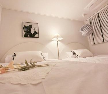 Hapjeong-dong Apartment | STAY H Hapjung Cine #Hapjeong #Hongdae #Airport Railroad #New building #3 queen beds #7 people #1 minute to YG Entertainment #Elevator #Parking #Air conditioner in each room #Luggage storage #Hotel-style bedding #Movie