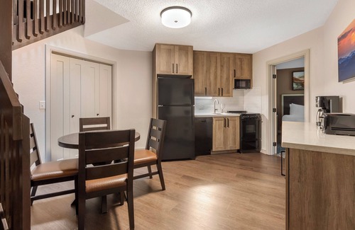 Sapphire Resort | Stay Minutes From Panthertown Valley Trail! Pools, Business Center, Free Parking