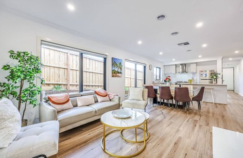 Officer House | StayAU Officer Newly 5BRM Homley Villa House