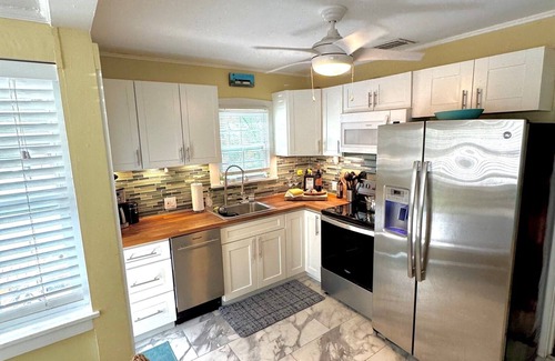 Pass-a-Grille Cottage | Steps 2 Beach-Island Cottage w/king bd+2bike+parking